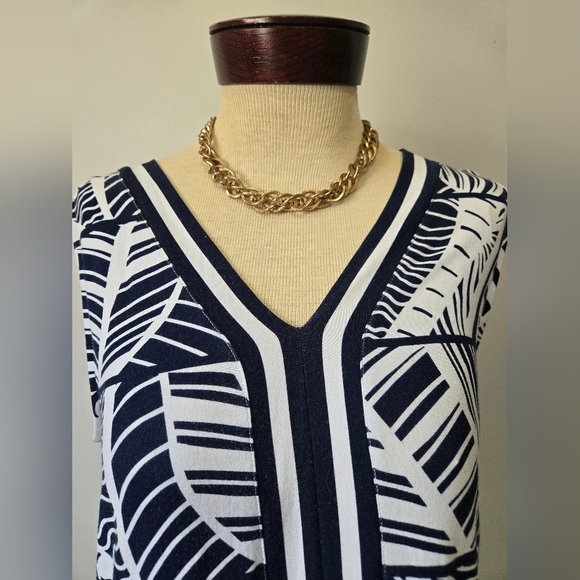TOMMY BAHAMA Navy and White Stretchy Leaf Print Dress. Size Medium - Picture 3 of 13